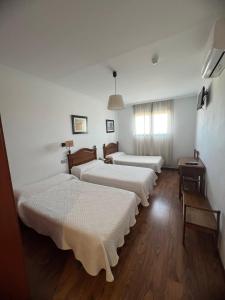 Łóżko lub łóżka w pokoju w obiekcie Hotel Restaurante Dama de Baza