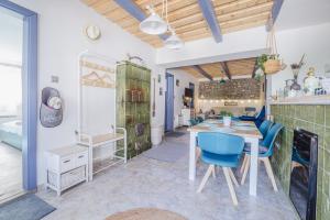 una cucina e una sala da pranzo con tavolo e sedie di Kékbazalt Vendégház a Badacsonytomaj