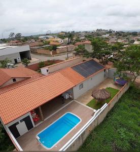 an overhead view of a house with a swimming pool at Espaço Lara Eventos Igarapé in Igarapé