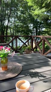 uma mesa com uma chávena de café e flores em Laki's House em Mavrovo