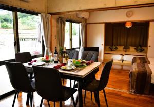 本部町にあるPool and Sauna villa Kanasa 新規オープンセール中2のテーブルと椅子のあるダイニングルームと寝室