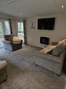TV a/nebo společenská místnost v ubytování Cherry Tree Lodge with Hot Tub near Alton Towers