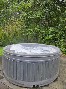 Fotografie z fotogalerie ubytování Cherry Tree Lodge with Hot Tub near Alton Towers v destinaci Croxden