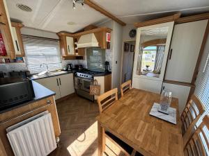Η κουζίνα ή μικρή κουζίνα στο Millfield - G17, bath, central heating, bed linen - Meadow Lakes Caravan & Lodge Hire
