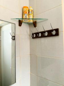 uma casa de banho com uma prateleira de vidro e um espelho em Laki's House em Mavrovo