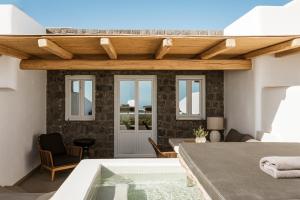 Rõdu või terrass majutusasutuses NĒRO Suites by NOMÉE Hospitality Group