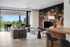 Χώρος καθιστικού στο Luxury Apartment with Private Pool by Sealodge