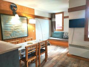a kitchen with a table and chairs and a window at Charmant appart 5 pers, accès piscine, parking, Plagne 1800 - FR-1-351-52 in Plagne 1800
