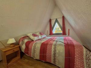 una camera da letto con letto e finestra in mansarda di Chalet 6 couchages avec balcon et parking aux Angles - FR-1-295-170 a Les Angles