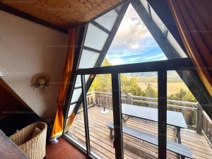 una vista da una finestra di un ponte con panchina di Chalet 6 couchages avec balcon et parking aux Angles - FR-1-295-170 a Les Angles