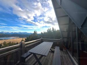 una terrazza in legno con tavolo da picnic sul balcone. di Chalet 6 couchages avec balcon et parking aux Angles - FR-1-295-170 a Les Angles