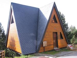 una piccola casa con tetto blu di Chalet 6 couchages avec balcon et parking aux Angles - FR-1-295-170 a Les Angles