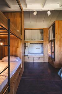 Una cama o camas en una habitación de INDÓMITO HOSTEL 37 fotos más