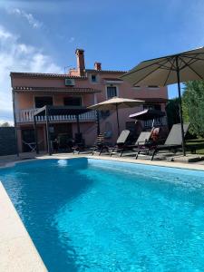 een zwembad voor een huis bij Holiday Home Natasha in Svetvinčenat