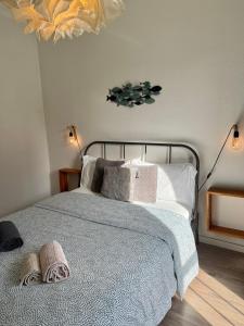 リスボンにあるLisbon Woods House IIのベッドとタオル2枚のある寝室