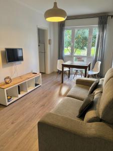 リスボンにあるLisbon Woods House IIのソファとテーブルのあるリビングルーム