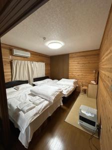 En eller flere senger på et rom på 温泉付き貸切別荘琵琶湖徒歩圏内With hot spring グループファミリーok 大人数でご利用だとお得連泊がお得BBQ可能自転車無料利用可自带温泉独栋小别墅
