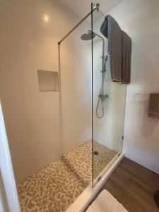 Jolly HarbourにあるLuxury Waterfront Villa 249C South Beachの浴室のガラス扉付きシャワー +51枚の写真