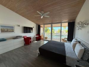 Jolly HarbourにあるLuxury Waterfront Villa 249C South Beachのベッドと天井扇風機のある寝室