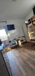 ein Zimmer mit einem Schreibtisch und Stühlen in einem Zimmer in der Unterkunft Monteurzimmer mit Küche und Bad in Geislingen an der Steige