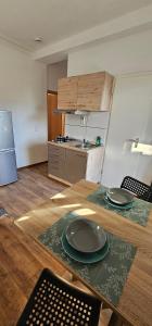 eine Küche mit einem Holztisch mit zwei Platten darauf in der Unterkunft Monteurzimmer mit Küche und Bad in Geislingen an der Steige