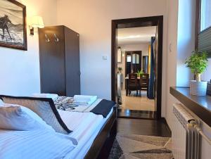 Posteľ alebo postele v izbe v ubytovaní Pokoje i apartamenty u Sabiny - DOSTĘP DO JACUZZI TYLKO W WYBRANYCH OPCJACH sprawdź poniżej szczegóły rezerwacji