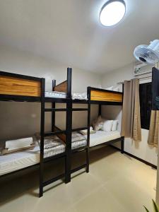 Postel nebo postele na pokoji v ubytování JaiJai's Backpackers Inn