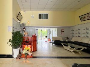 ハティエンにあるHoa Dũng homestayのリビングルーム(ソファ付)