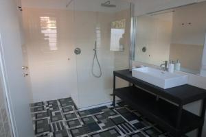 a bathroom with a sink and a shower at Piccolo Bacco dei Quaroni in San Damiano al Colle