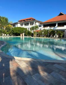 a large swimming pool in front of a building at Residencial Paraiso in Bayahibe
