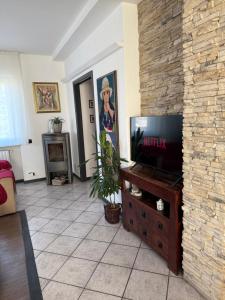 TV a/nebo společenská místnost v ubytování Ca Bilofer-7 min to Bergamo Airport