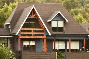 RecintoCasa Recinto的复式屋顶的房子