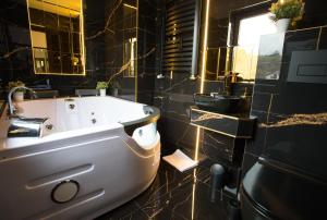 Kúpeľňa v ubytovaní Pokoje i apartamenty u Sabiny - DOSTĘP DO JACUZZI TYLKO W WYBRANYCH OPCJACH sprawdź poniżej szczegóły rezerwacji
