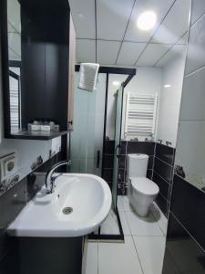 Koupelna v ubytování ADOR TROIA HOTEL
