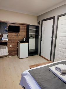 Kuchyň nebo kuchyňský kout v ubytování ADOR TROIA HOTEL