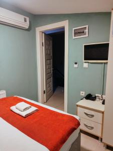 TV a/nebo společenská místnost v ubytování ADOR TROIA HOTEL + 21 fotografií