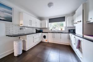 Fotografie z fotogalerie ubytování Detached 3 story 5 bedrooms, 4 double, 1 single 9 guests v destinaci Shinfield