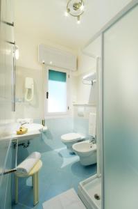 エラクレア・マーレにあるHotel Milanoのバスルーム(トイレ2つ、シンク、シャワー付)