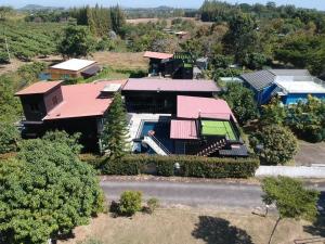 eine Luftaufnahme eines Hauses mit Pool in der Unterkunft Wishing Moon Khaoyai Home Chanchaokha Resort in Pong Talong