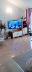 Televízia a/alebo spoločenská miestnosť v ubytovaní Relax