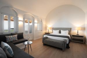 Voodi või voodid majutusasutuse NĒRO Suites by NOMÉE Hospitality Group toas