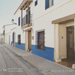 eine leere Straße mit blauen und weißen Gebäuden in der Unterkunft Casa Rural el Pajar Piscina para 3 apartamentos in Argamasilla de Alba