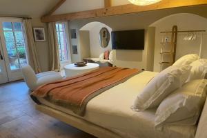 ein Schlafzimmer mit großem Bett und Fernseher in der Unterkunft Villa Louisa in Saint-Malo