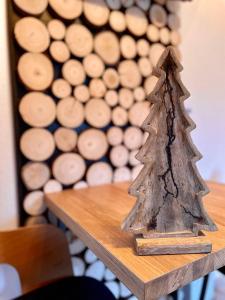 a wooden figurine of a christmas tree on a table at HIRSCH Stadt Apartment 2 - Terrasse mit Flussblick - Parkplatz in Bad Harzburg