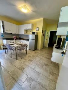 Η κουζίνα ή μικρή κουζίνα στο Cottage Reale +8 φωτογραφίες