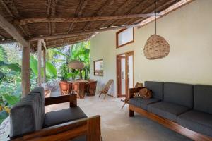 Χώρος καθιστικού στο Modern Tropical Villa in Bacalar