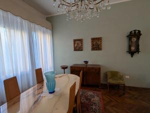 a dining room with a table with a blue vase on it at Ca' Giulia - Biennale - free wifi fiber in Venice