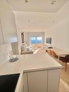 a kitchen and living room with a view of the ocean at Sinfonía Azul vistas al mar in Estepona