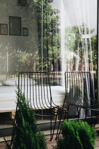 two chairs in front of a window with a fountain at Homestay t h o n g d o n g in Ấp Phước Hòa