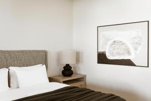 Voodi või voodid majutusasutuse NĒRO Suites by NOMÉE Hospitality Group toas